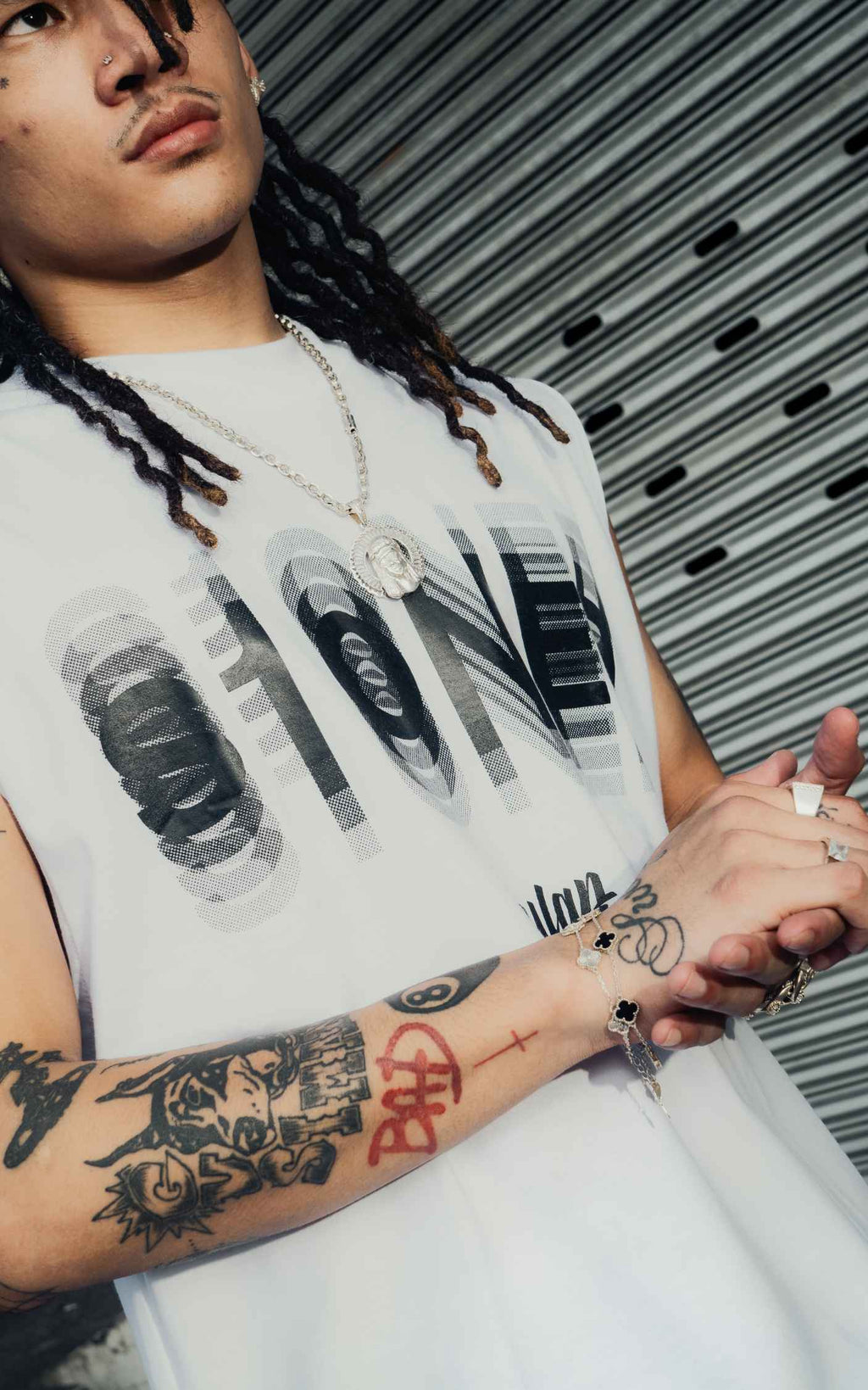 WHITE MUSCLE TEE S1ONED