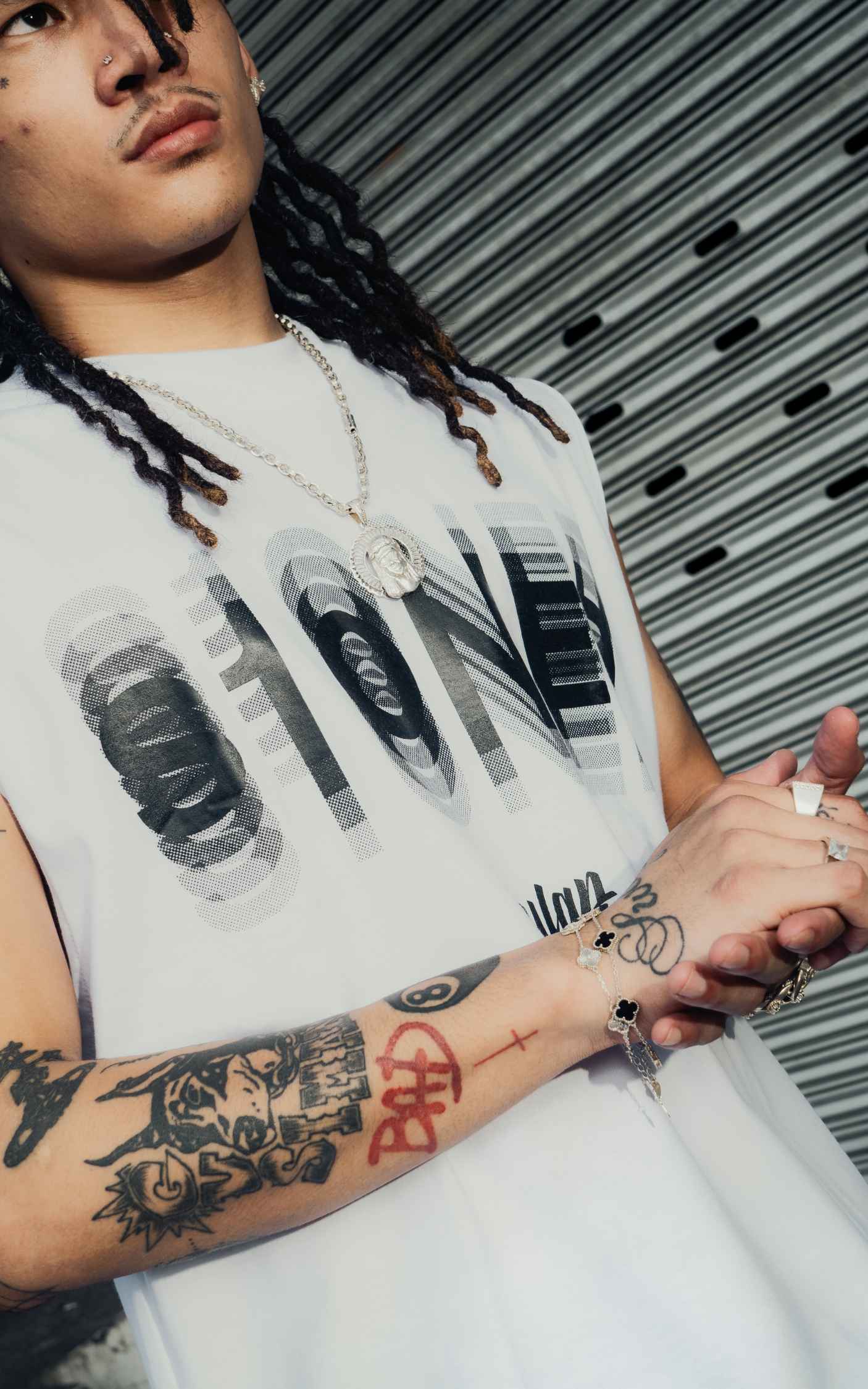 WHITE MUSCLE TEE S1ONED